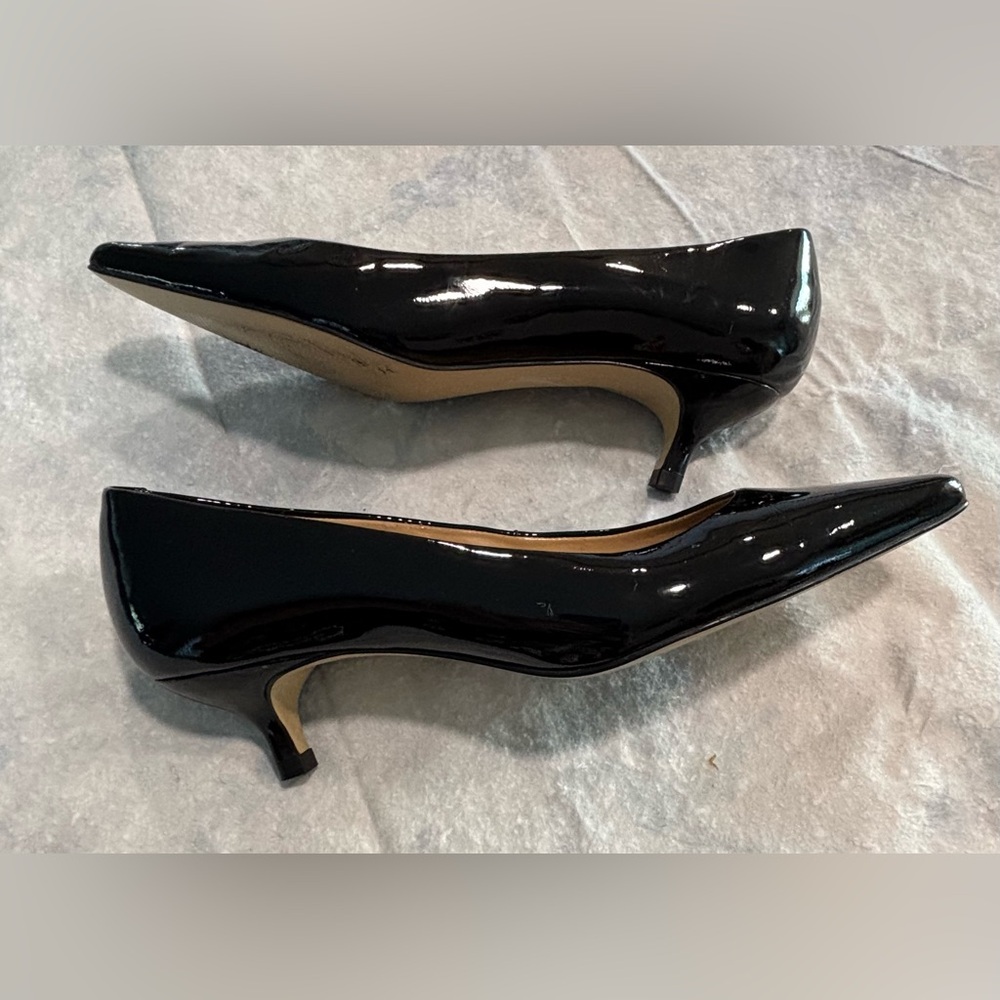 TALBOTS (like new) Classic Black Patent Leather “Kitten” Heeled Pumps Size 6.5